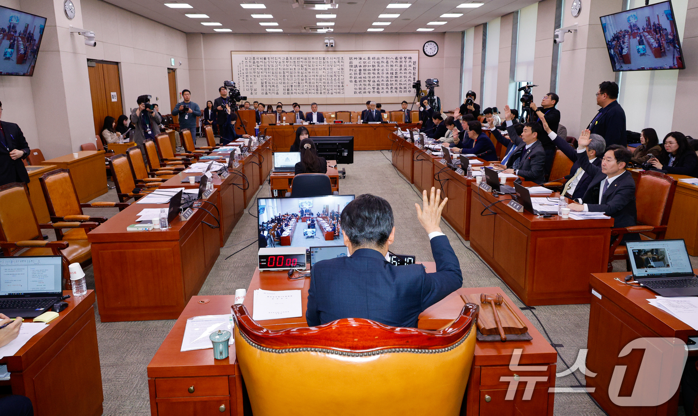 (서울=뉴스1) 안은나 기자 = 19일 오후 서울 여의도 국회에서 열린 제423회 국회(임시회) 법제사법위원회 제2차 전체회의에서 여당 퇴장속에 정청래 위원장과 야당 위원들이 김건 …