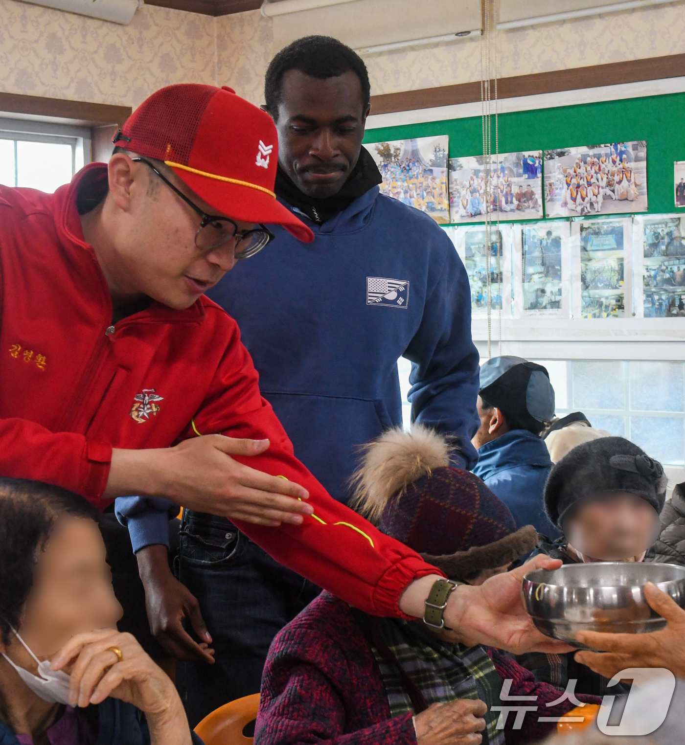 (포항=뉴스1) 최창호 기자 = 19일 해병대 1사단 장병들이 한미 연합훈련인 자유의 방패에 참가한 미 해병대 제3해병원정기동군과 함께 경북 포항시 남구 오천읍 무료 급식소에서 점 …