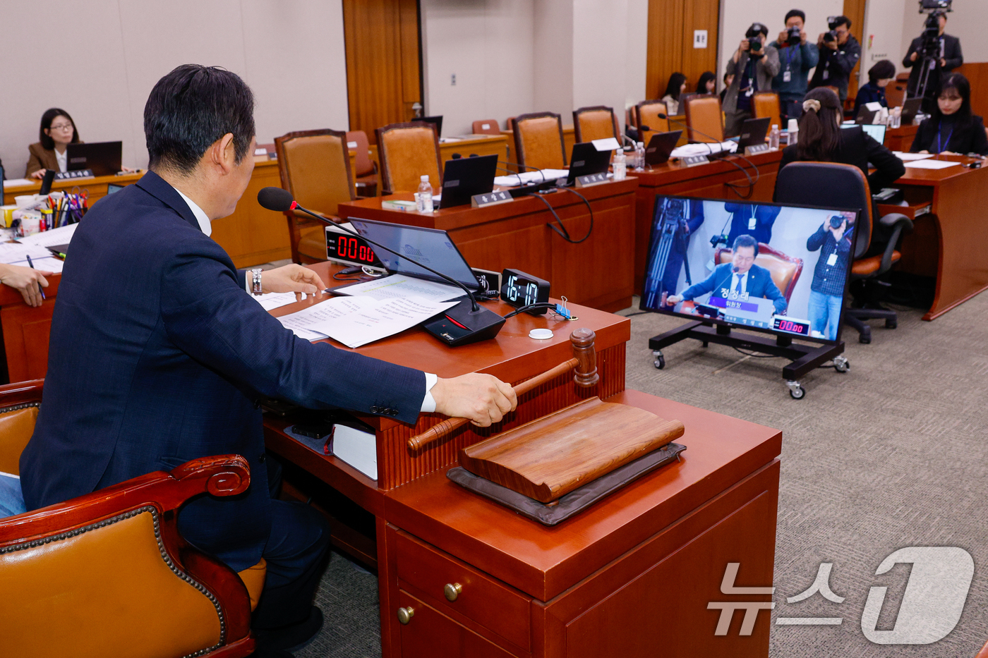 (서울=뉴스1) 안은나 기자 = 19일 오후 서울 여의도 국회에서 열린 제423회 국회(임시회) 법제사법위원회 제2차 전체회의에서 여당 퇴장속에 정청래 위원장이 김건희 특검법(윤석 …