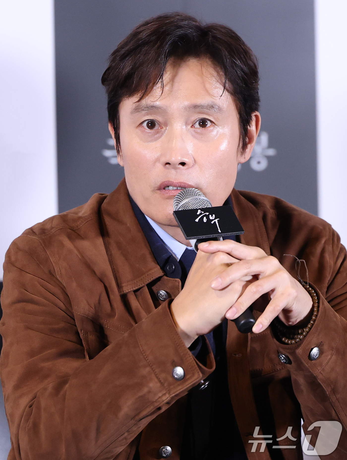 (서울=뉴스1) 권현진 기자 = 배우 이병헌이 19일 서울 용산구 CGV용산아이파크몰에서 열린 영화 '승부‘ 언론시사회에 참석해 유아인과의 호흡에 대한 취재진 질문에 답하고 있다. …