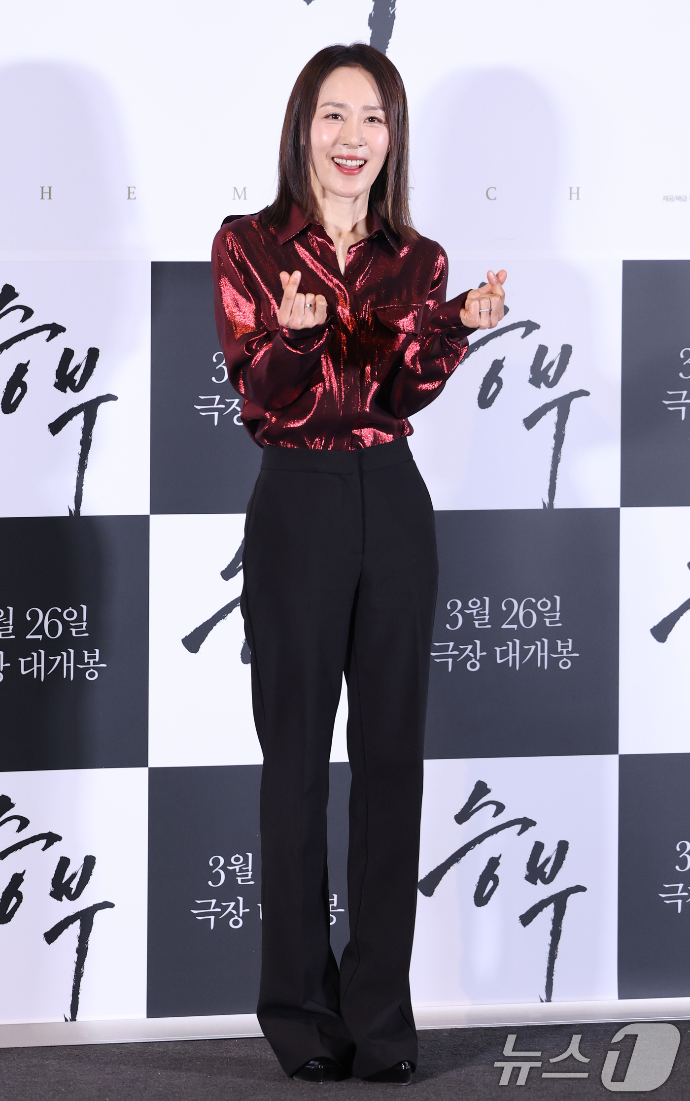 (서울=뉴스1) 권현진 기자 = 배우 문정희가 19일 서울 용산구 CGV용산아이파크몰에서 열린 영화 '승부‘(감독 김형주) 언론시사회에 참석해 포즈를 취하고 있다.'승부'는 대한민 …