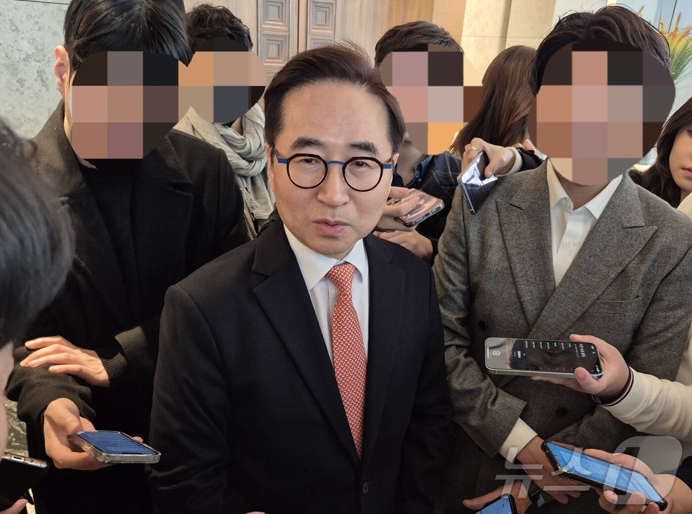 본문 이미지 - 장덕현 삼성전기 대표이사 사장이 19일 서울 서초구 엘타워에 열린 제52기 정기주주총회를 마친 뒤 기자들과 질의응답하고 있다.2025.3.19/뉴스1 최동현 기자