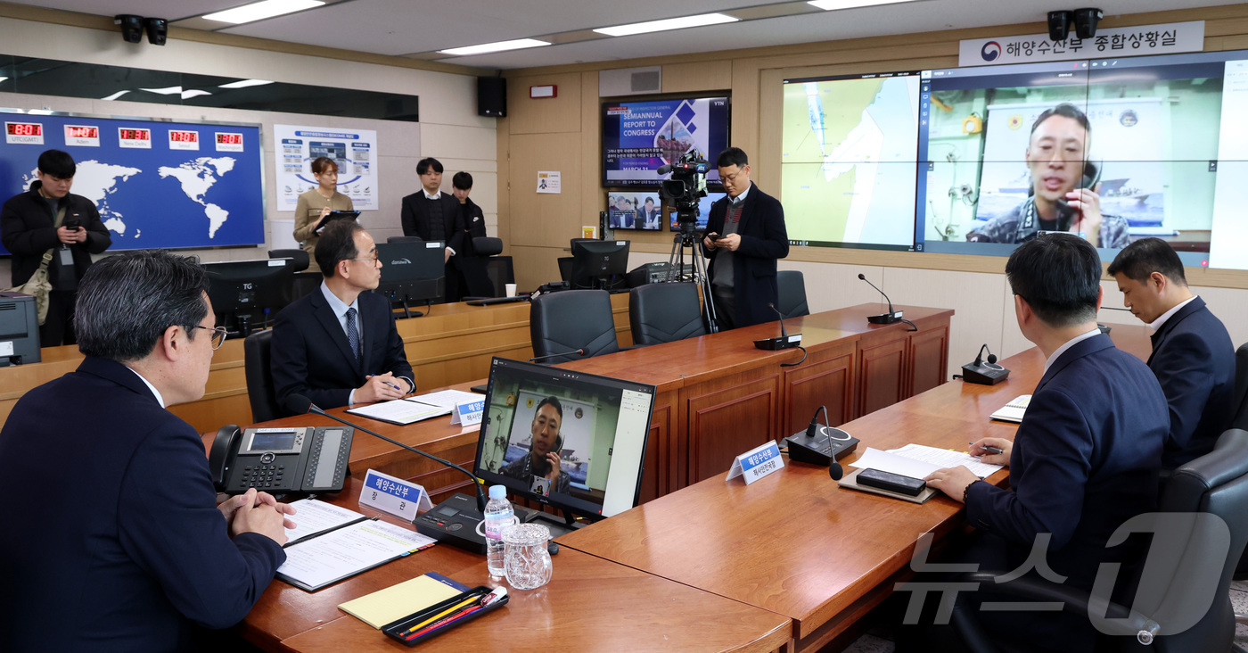 (세종=뉴스1) 김기남 기자 = 강도형 해수부장관이 19일 세종시 정부세종청사 해수부 종합상황실에서 우리 선박 보호를 위해 아덴만 해역으로 파병 예정인 청해부대 제45진 임태웅 함 …