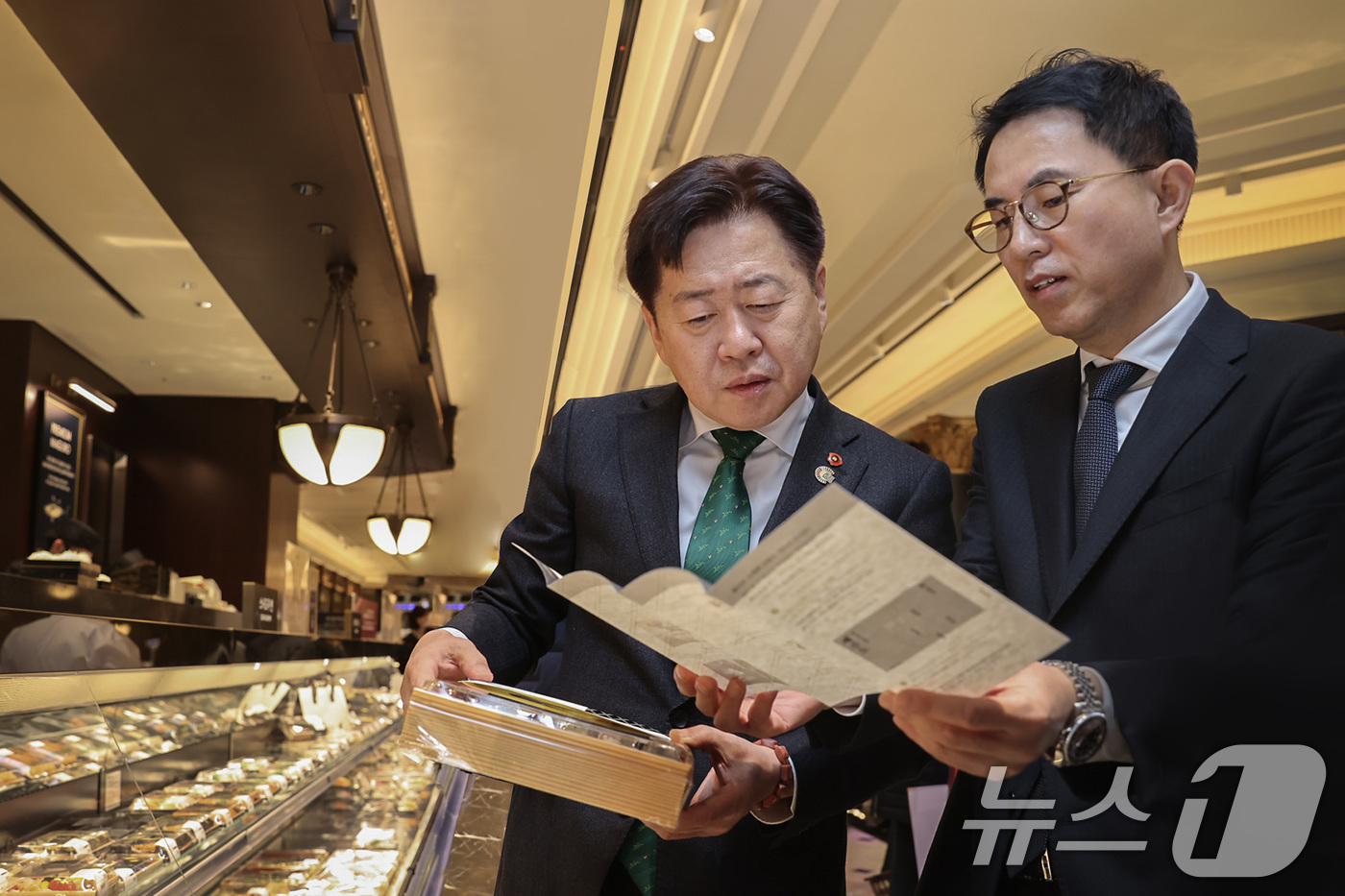 (서울=뉴스1) = 신세계백화점이 제주특별자치도와 함께 제주 해녀의 전통성과 상품의 우수성을 알리는데 앞장선다고 19일 밝혔다.신세계백화점 강남점 지하 1층 신세계 마켓 제주해녀 …