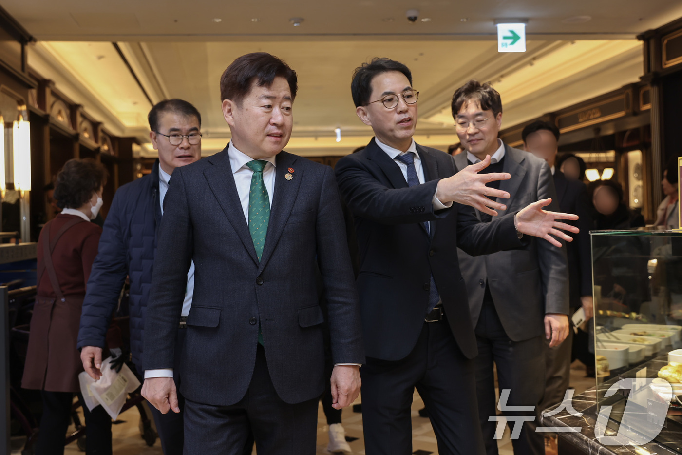 (서울=뉴스1) = 신세계백화점이 제주특별자치도와 함께 제주 해녀의 전통성과 상품의 우수성을 알리는데 앞장선다고 19일 밝혔다.신세계백화점 강남점 지하 1층 신세계 마켓 제주해녀 …