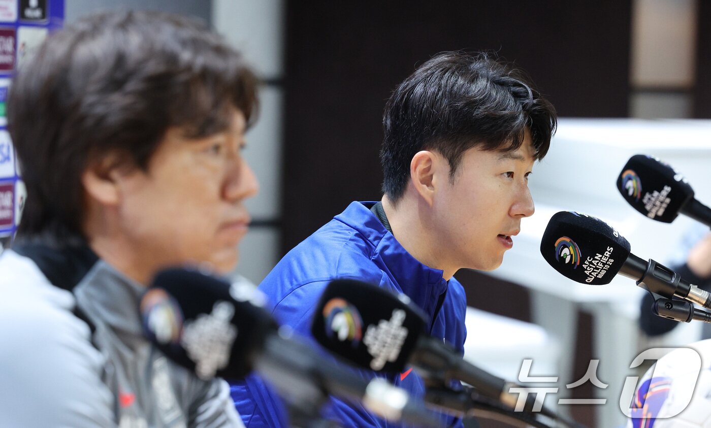 본문 이미지 - 대한민국 축구대표팀 홍명보 감독(왼쪽)과 손흥민이 19일 오후 경기 고양시 고양종합운동장에서 오만전 관련 기자회견을 하고 있다. 홍명보 감독이 이끄는 축구대표팀은 오는 20일 고양종합운동장에서 오만과 2026 FIFA 북중미 월드컵 아시아 지역 3차 예선 B조 조별리그 7차전을 치른다. 2025.3.19/뉴스1 ⓒ News1 신웅수 기자