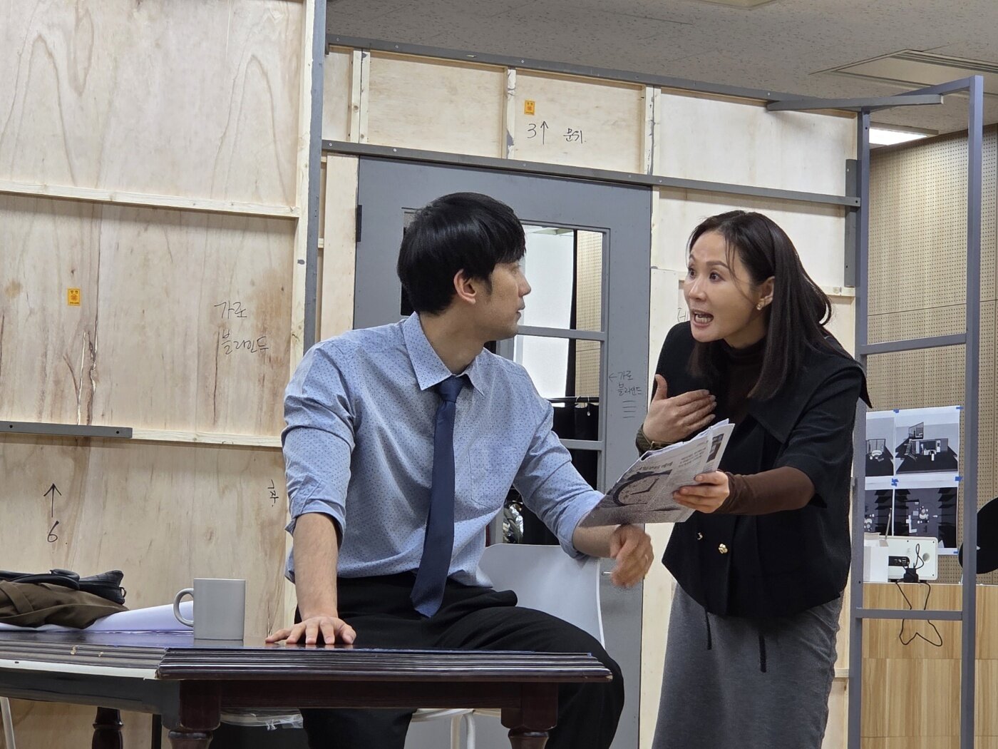 본문 이미지 - 19일 &#39;그의 어머니&#39; 장면 시연 중인 김선영&#40;오른쪽&#41;과 홍선우./뉴스1 ⓒ News1 정수영 기자