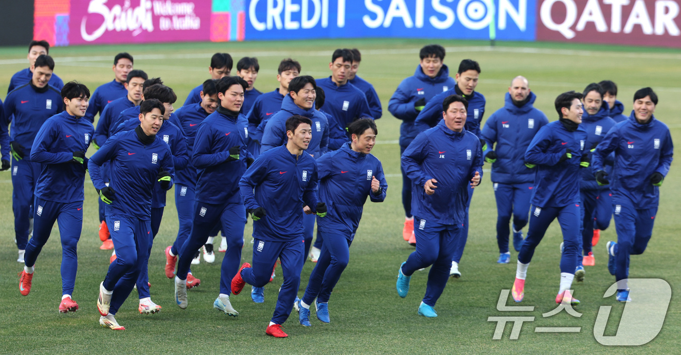 (고양=뉴스1) 신웅수 기자 = 손흥민을 비롯한 대한민국 축구대표팀 선수들이 19일 오후 경기 고양시 고양종합운동장에서 오만과의 경기를 앞두고 훈련하고 있다.홍명보 감독이 이끄는 …