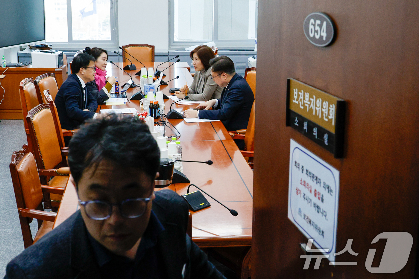 (서울=뉴스1) 안은나 기자 = 박주민 국회 보건복지위원장이 19일 오후 서울 여의도 국회에서 김미애 국민의힘, 강선우 더불어민주당 간사, 조규홍 보건복지부 장관과 모수개혁안 처리 …