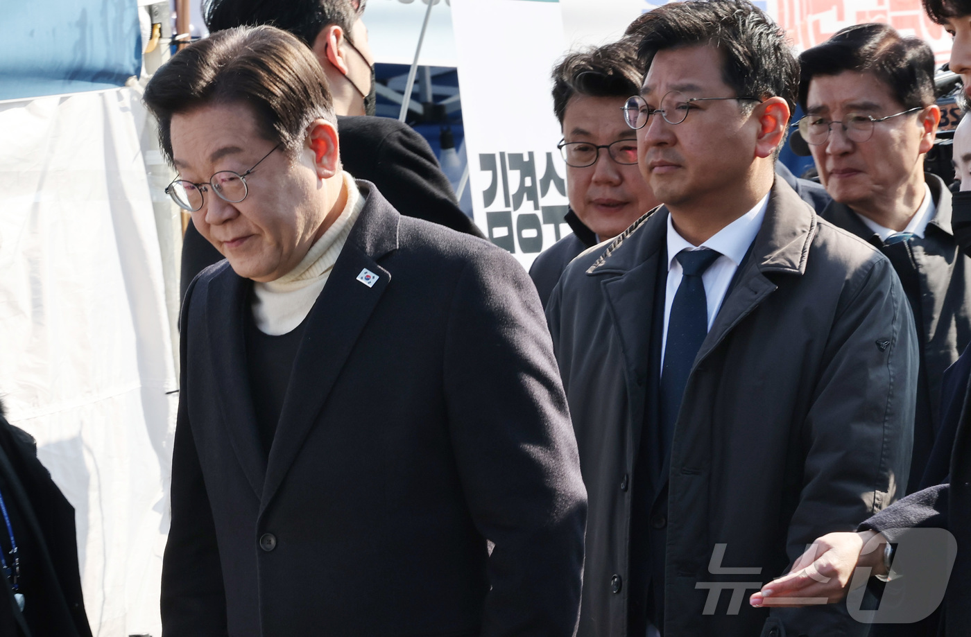 (서울=뉴스1) 국회사진취재단 = 방탄복을 입은 이재명 더불어민주당 대표가 19일 서울 종로구 경복궁역 부근 광화문 민주당 천막농성장에서 열린 현장 최고위원회의에 참석하고 있다. …
