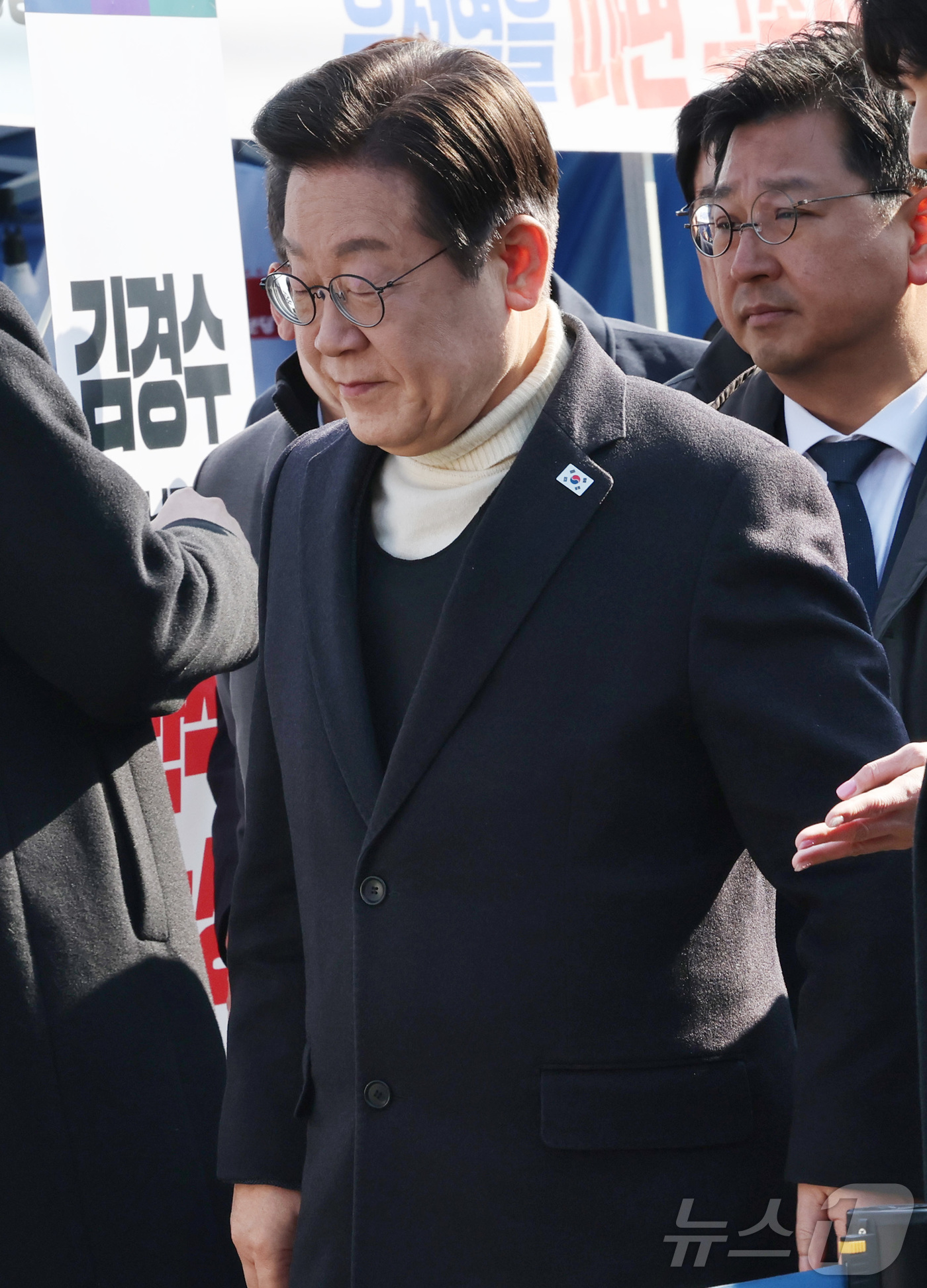 (서울=뉴스1) 국회사진취재단 = 방탄복을 입은 이재명 더불어민주당 대표가 19일 서울 종로구 경복궁역 부근 광화문 민주당 천막농성장에서 열린 현장 최고위원회의에 참석하고 있다. …