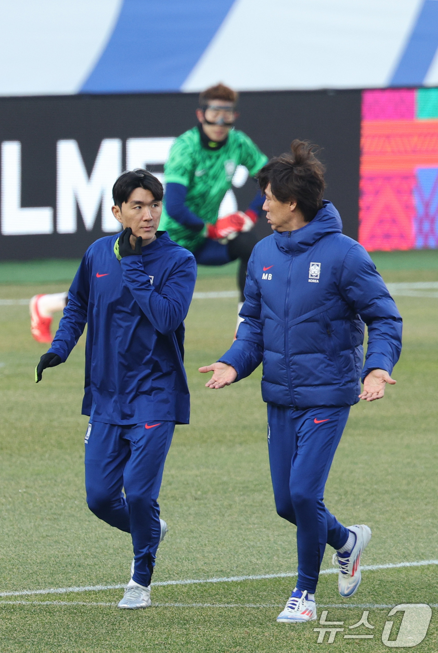 (고양=뉴스1) 신웅수 기자 = 대한민국 축구대표팀 홍명보 감독이 19일 오후 경기 고양시 고양종합운동장에서 오만과의 경기를 앞두고 훈련 중인 황인범과 대화하고 있다.홍명보 감독이 …