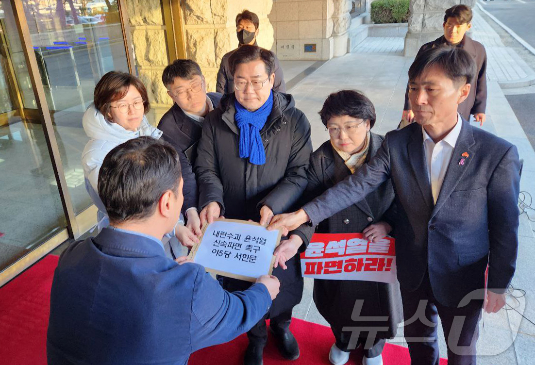 (서울=뉴스1) = 정혜경 진보당 의원(왼쪽부터), 최승현 기본소득당 최고위원, 박찬대 더불어민주당 원내대표, 김선민 조국혁신당 대표 권한대행, 한창민 사회민주당 대표가 19일 서 …