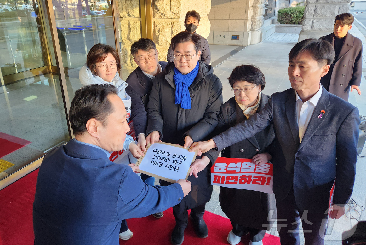 (서울=뉴스1) = 정혜경 진보당 의원(왼쪽부터), 최승현 기본소득당 최고위원, 박찬대 더불어민주당 원내대표, 김선민 조국혁신당 대표 권한대행, 한창민 사회민주당 대표가 19일 서 …