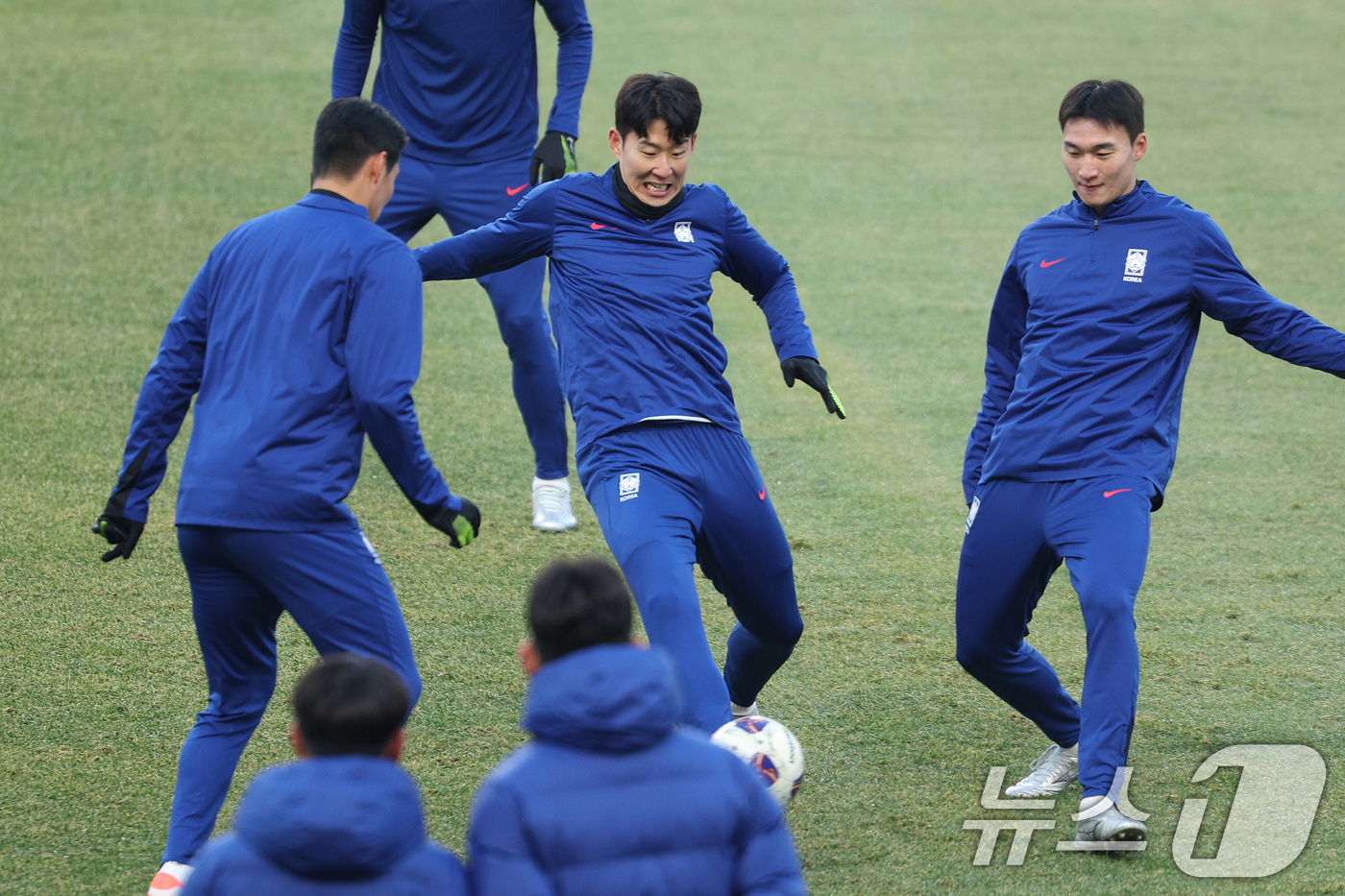 (고양=뉴스1) 신웅수 기자 = 대한민국 축구대표팀 손흥민이 19일 오후 경기 고양시 고양종합운동장에서 오만과의 경기를 앞두고 훈련하고 있다.홍명보 감독이 이끄는 축구대표팀은 오는 …