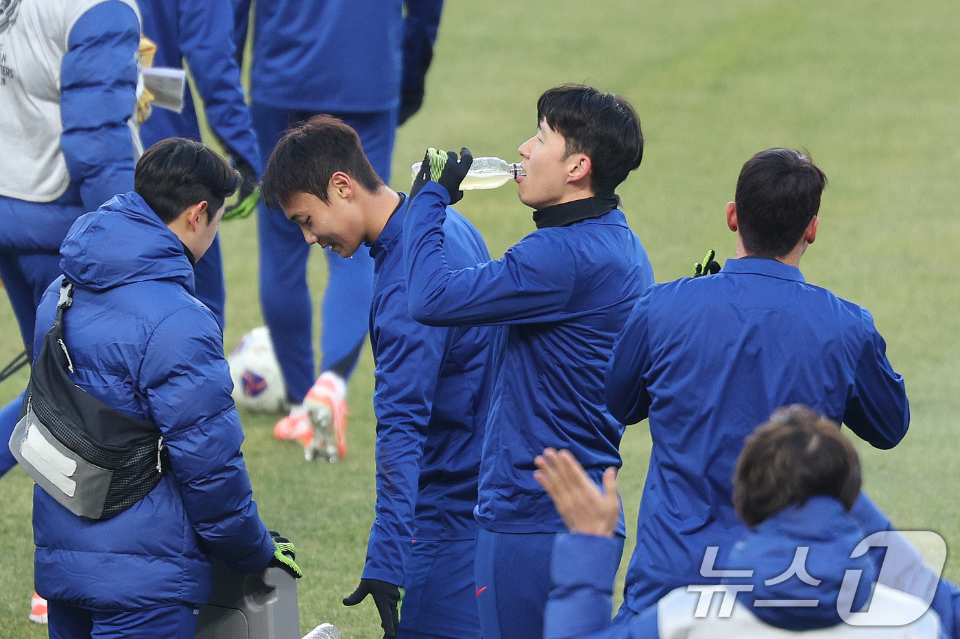 (고양=뉴스1) 신웅수 기자 = 대한민국 축구대표팀 손흥민이 19일 오후 경기 고양시 고양종합운동장에서 열린 오만전 훈련에서 목을 축이고 있다.홍명보 감독이 이끄는 축구대표팀은 오 …