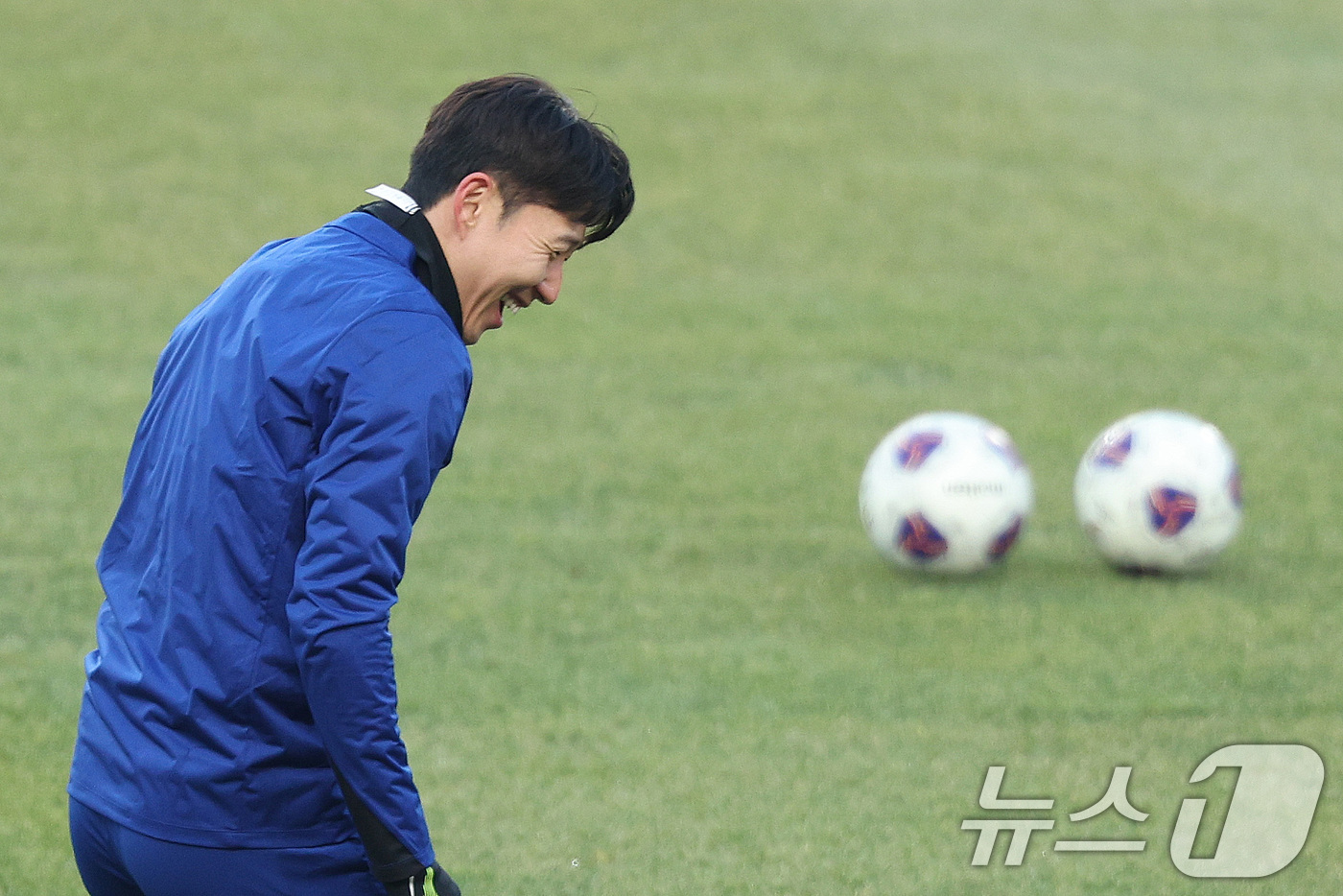 (고양=뉴스1) 신웅수 기자 = 대한민국 축구대표팀 손흥민이 19일 오후 경기 고양시 고양종합운동장에서 오만과의 경기를 앞두고 훈련하고 있다.홍명보 감독이 이끄는 축구대표팀은 오는 …