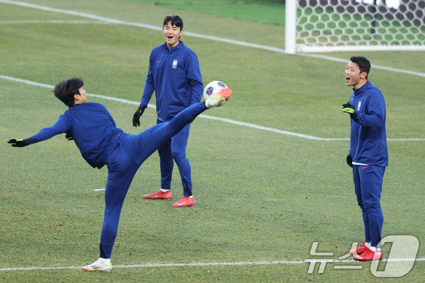 (고양=뉴스1) 신웅수 기자 = 황희찬을 비롯한 대한민국 축구대표팀 선수들이 19일 오후 경기 고양시 고양종합운동장에서 오만과의 경기를 앞두고 훈련하고 있다.홍명보 감독이 이끄는 …
