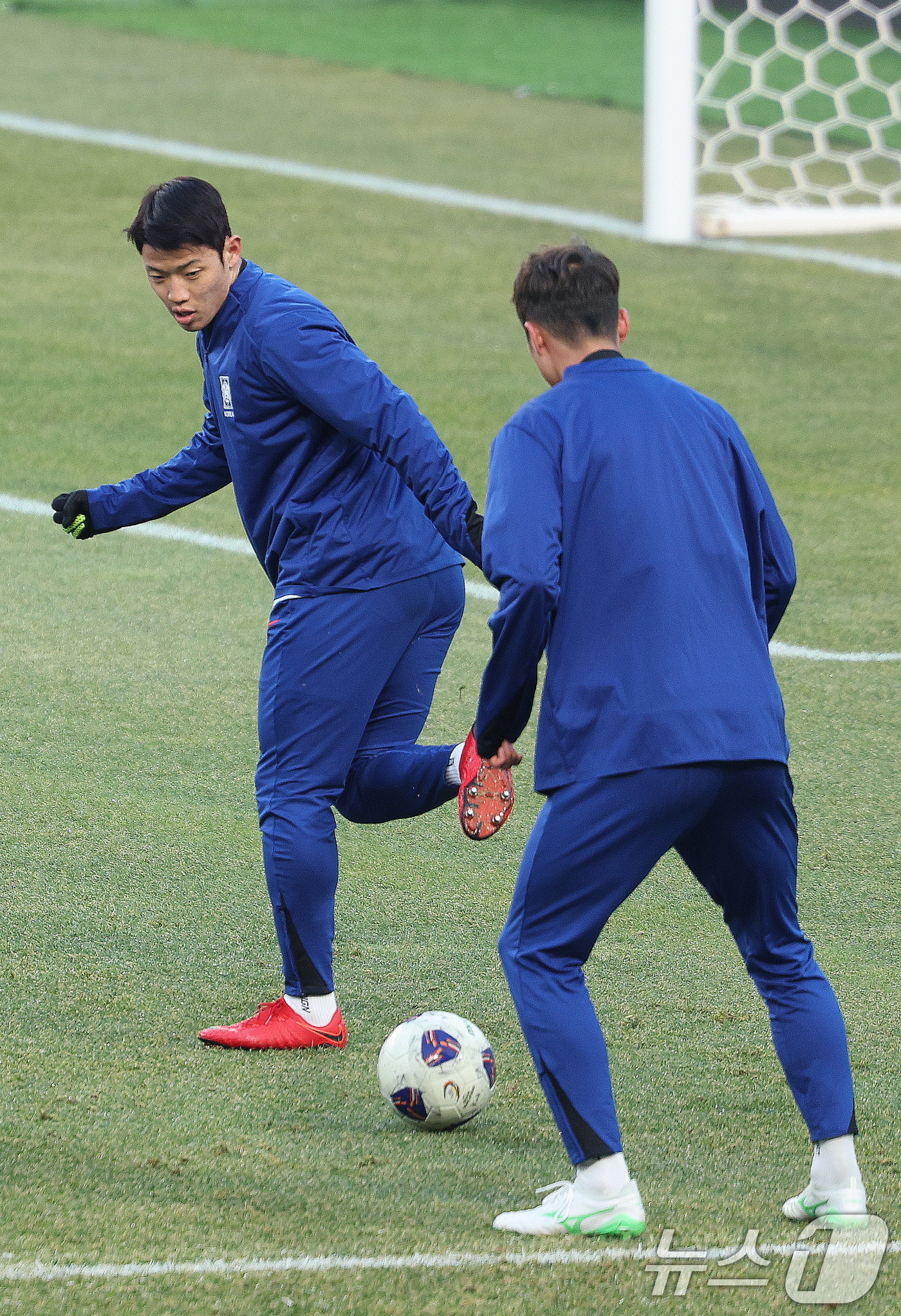 (고양=뉴스1) 신웅수 기자 = 대한민국 축구대표팀 황희찬이 19일 오후 경기 고양시 고양종합운동장에서 오만과의 경기를 앞두고 훈련하고 있다.홍명보 감독이 이끄는 축구대표팀은 오는 …