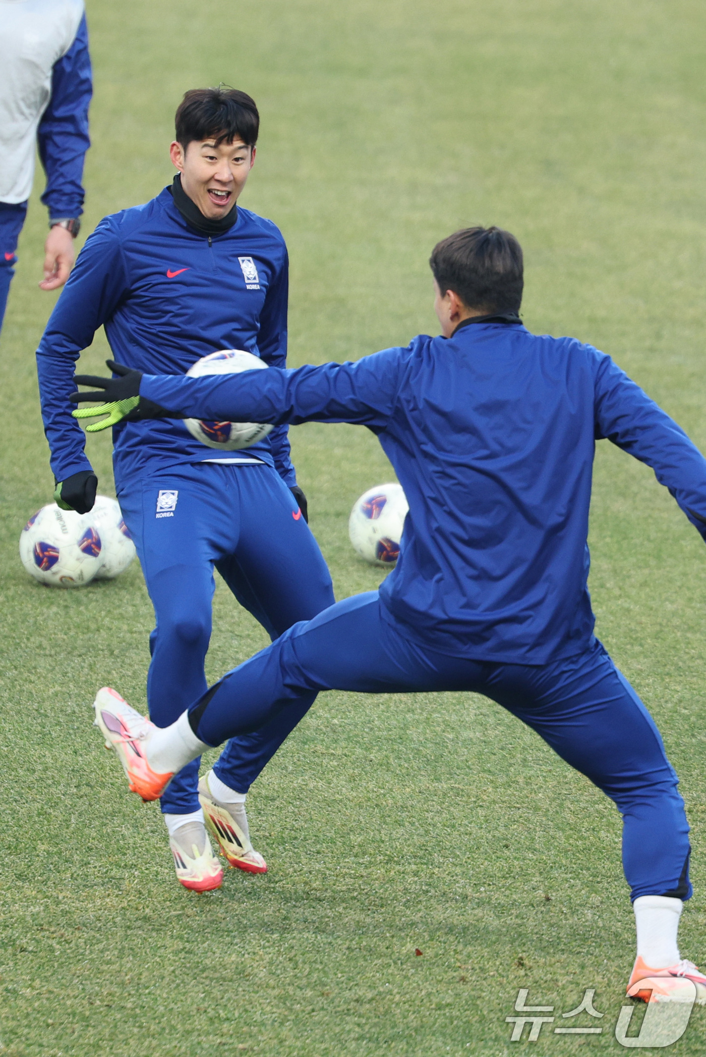 (고양=뉴스1) 신웅수 기자 = 대한민국 축구대표팀 손흥민이 19일 오후 경기 고양시 고양종합운동장에서 오만과의 경기를 앞두고 훈련하고 있다.홍명보 감독이 이끄는 축구대표팀은 오는 …