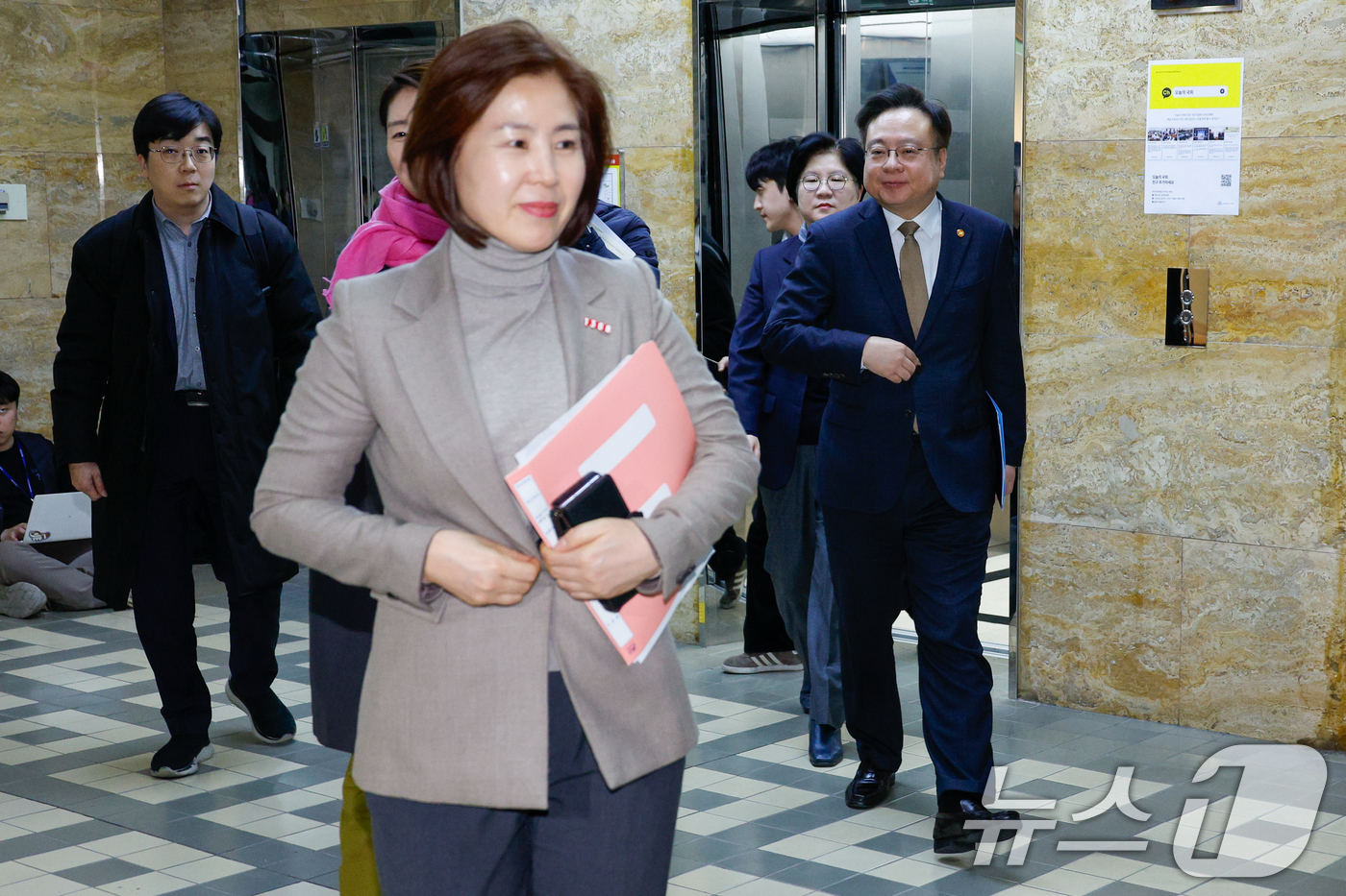 (서울=뉴스1) 안은나 기자 = 조규홍 보건복지부 장관이 19일 오후 서울 여의도 국회에서 박주민 국회 보건복지위원장, 국민의힘 김미애, 더불어민주당 강선우 간사와 국민연금 개혁안 …