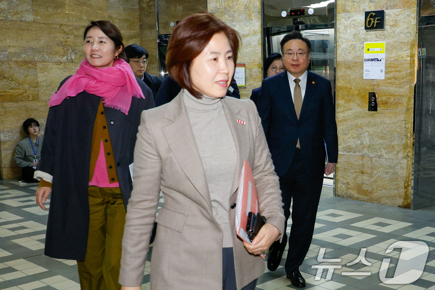 (서울=뉴스1) 안은나 기자 = 조규홍 보건복지부 장관이 19일 오후 서울 여의도 국회에서 박주민 국회 보건복지위원장, 국민의힘 김미애, 더불어민주당 강선우 간사와 국민연금 개혁안 …