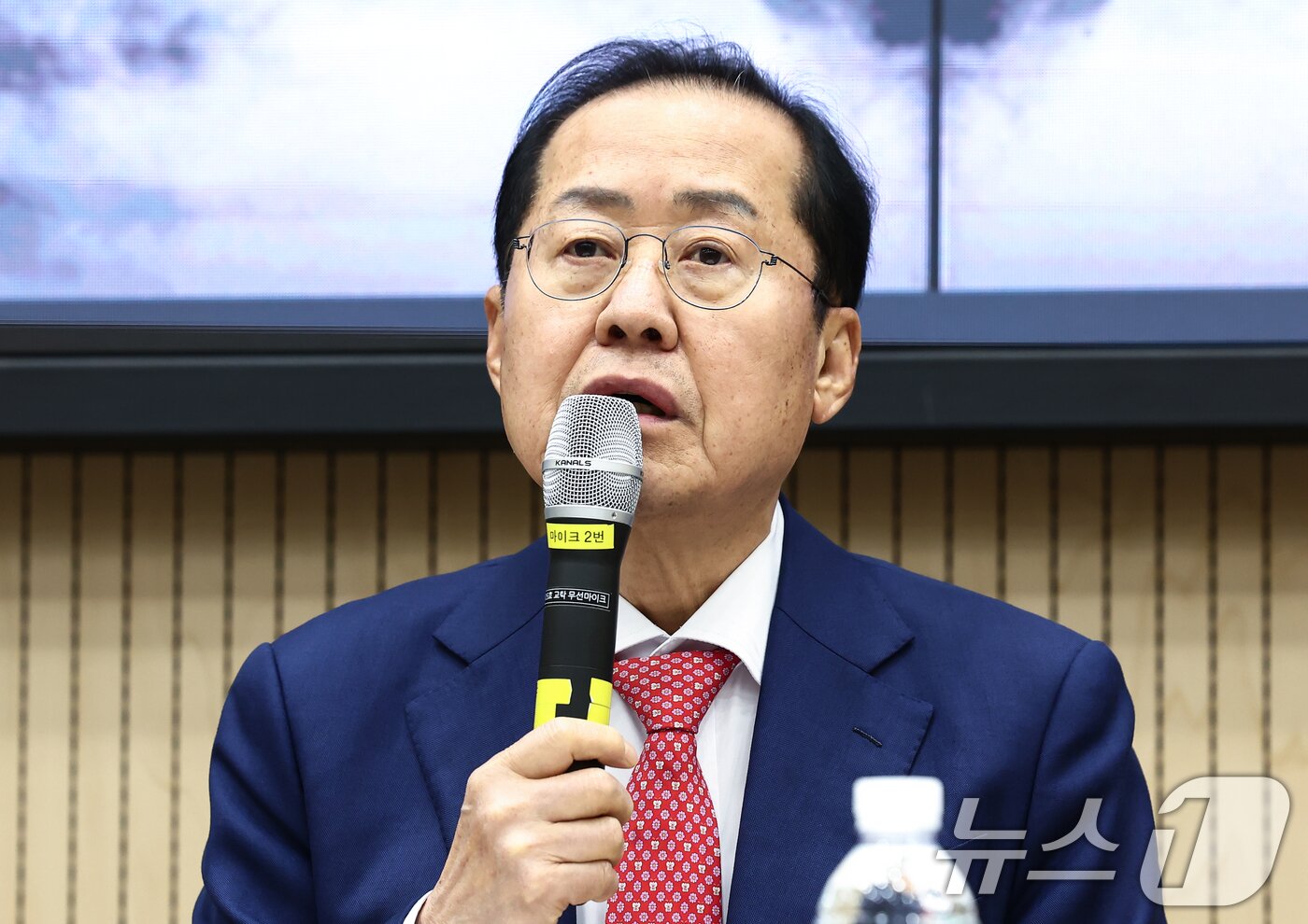 본문 이미지 - 홍준표 대구시장이 19일 오후 서울 관악구 서울대학교에서 '한국 정치의 미래를 묻다'를 주제로 강연하고 있다. 2025.3.19/뉴스1 ⓒ News1 김민지 기자