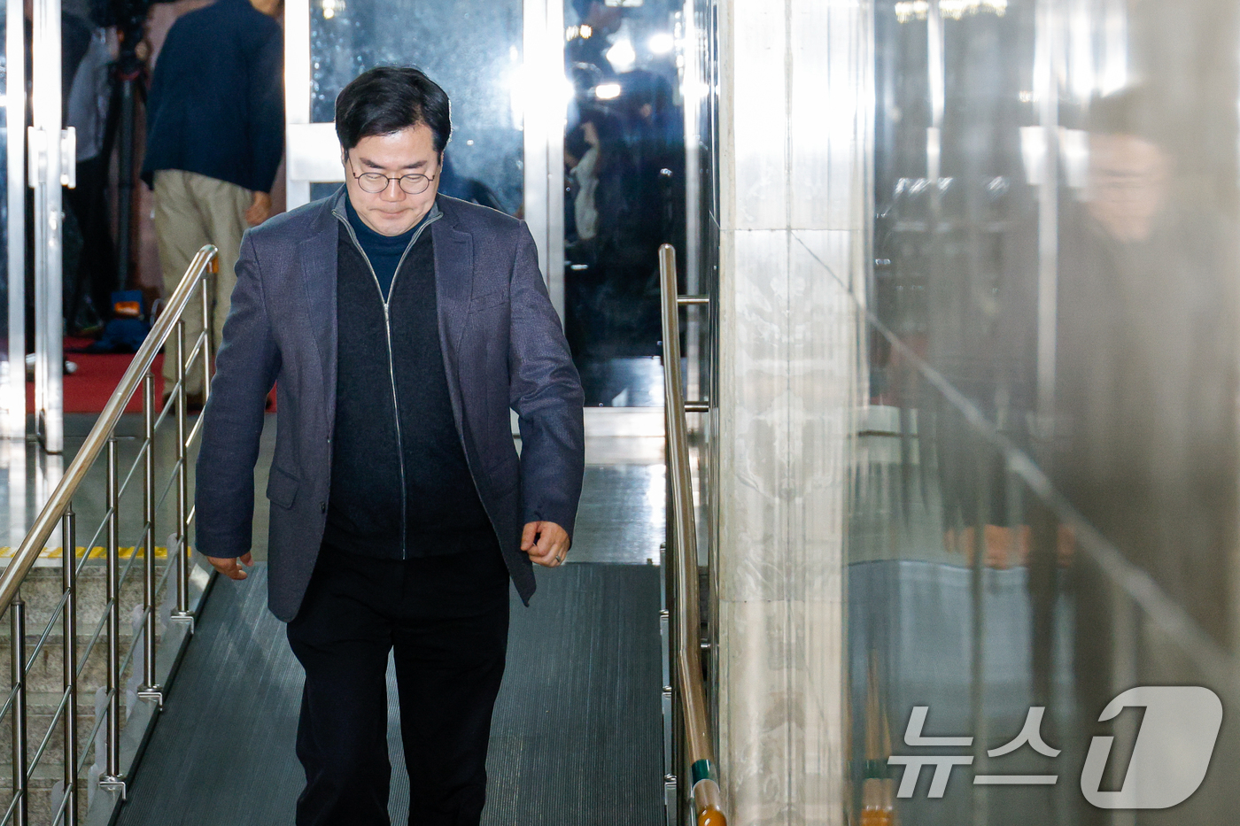 (서울=뉴스1) 안은나 기자 = 박찬대 더불어민주당 원내대표가 19일 저녁 서울 여의도 국회에서 비공개로 열린 비상의원총회에 입장하고 있다. 2025.3.19/뉴스1