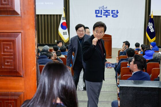 민주, 헌재 앞 기자회견…최상목 탄핵·장외투쟁은 결론 못 내