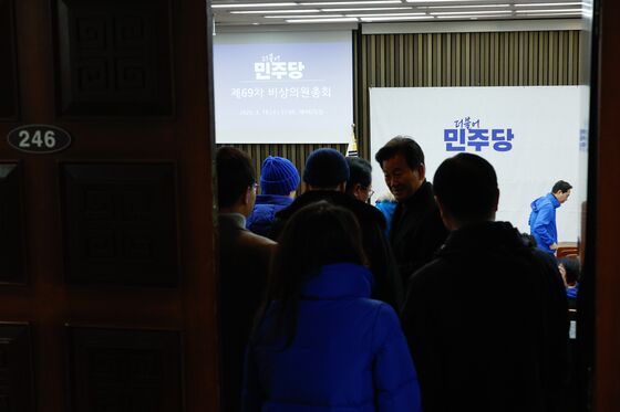 [속보] 민주 "최상목 탄핵·장외투쟁 방식 지도부에 위임"…의총 결정