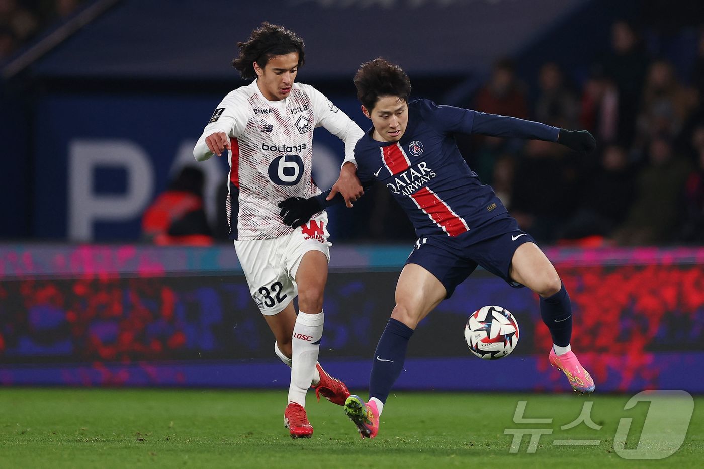 (파리 AFP=뉴스1) 우동명 기자 = PSG의 이강인이 1일(현지시간) 파리의 파르크 데 프랭스에서 열린 리그1 LOSC 릴과 경기 중 상대 선수 아유브 부아디와 볼을 다투고 있 …