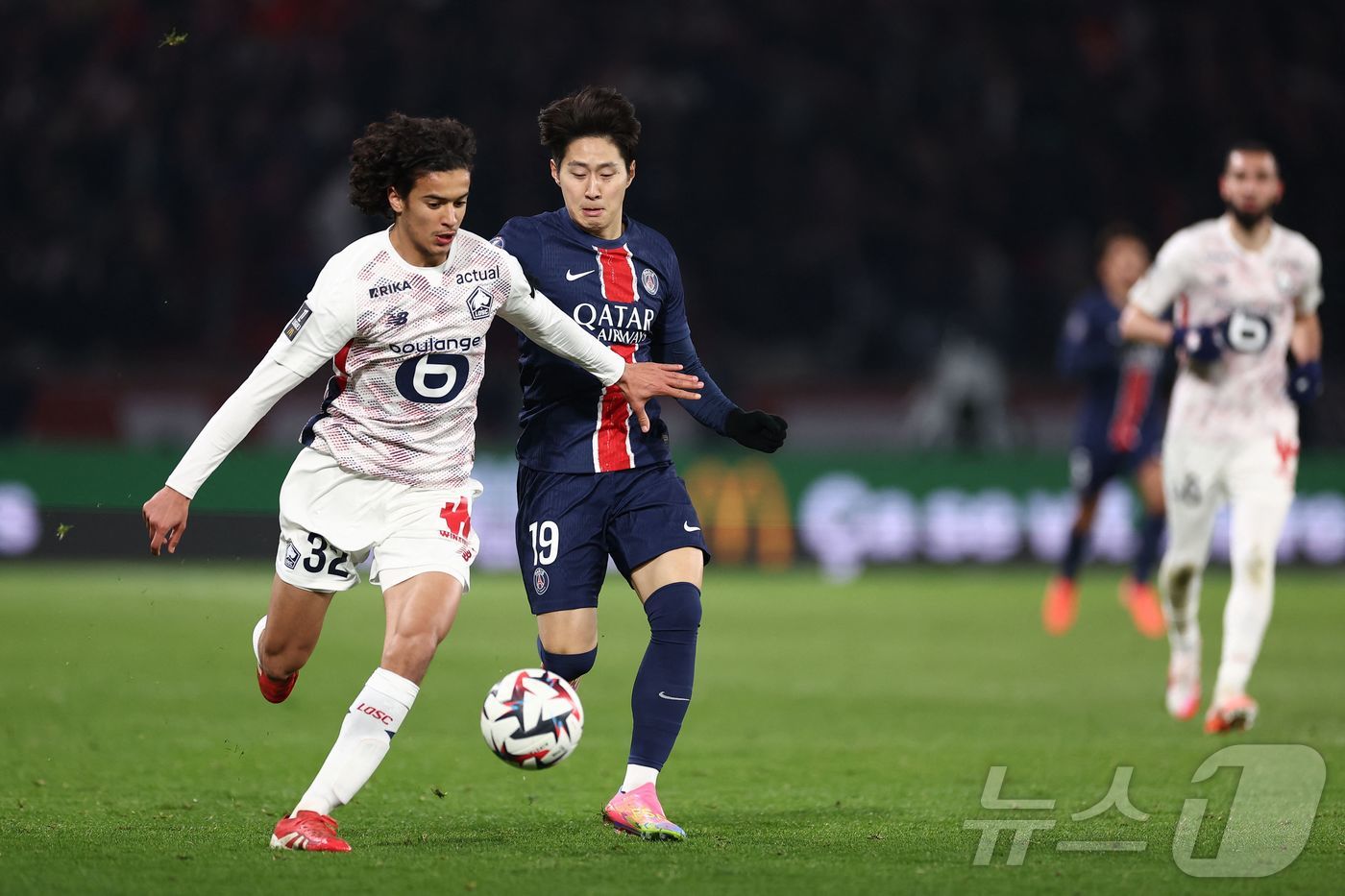 (파리 AFP=뉴스1) 우동명 기자 = PSG의 이강인이 1일(현지시간) 파리의 파르크 데 프랭스에서 열린 리그1 LOSC 릴과 경기 중 상대 선수 아유브 부아디와 볼을 다투고 있 …