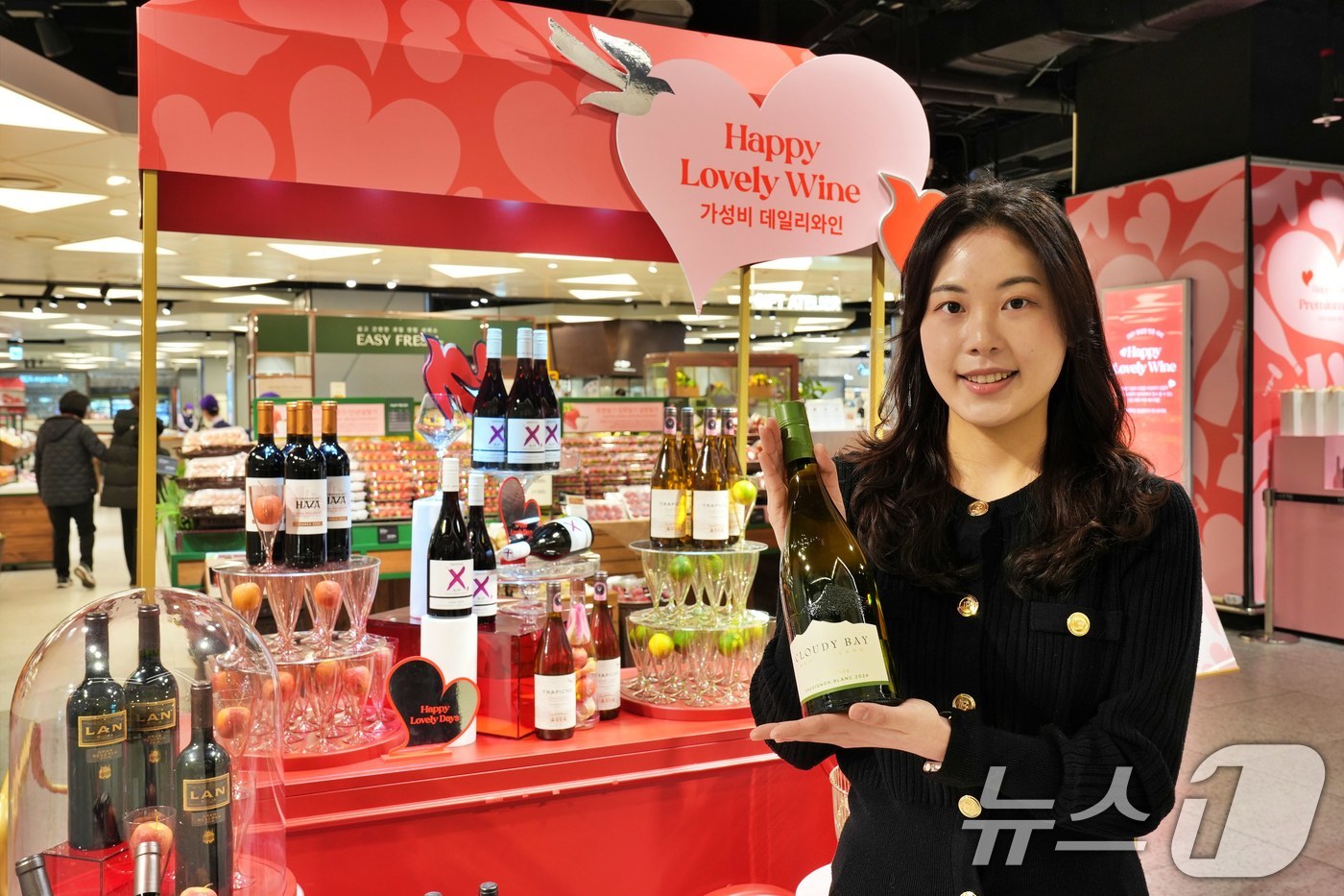 (서울=뉴스1) = 롯데백화점은 오는 9일까지 잠실점에서 ‘2025 해피 러블리 (Happy Lovely)와인 페스타’를 진행한다고 밝혔다.이번 와인 페스타에서는 약 2만병 이상의 …