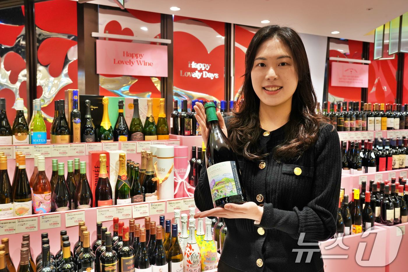 (서울=뉴스1) = 롯데백화점은 오는 9일까지 잠실점에서 ‘2025 해피 러블리 (Happy Lovely)와인 페스타’를 진행한다고 밝혔다.이번 와인 페스타에서는 약 2만병 이상의 …