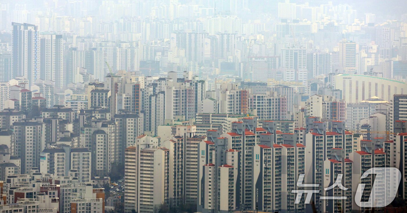 본문 이미지 - 서울 남산에서 바라본 아파트 모습. 2025.3.2/뉴스1 ⓒ News1 김명섭 기자