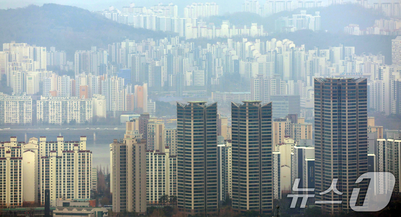 (서울=뉴스1) 김명섭 기자 = 지난 1월 서울 전체 아파트의 평균 가격이 역대 최고치를 기록한 것으로 나타났다.2일 부동산R114가 서울 25개 자치구의 아파트 155만가구(임대 …