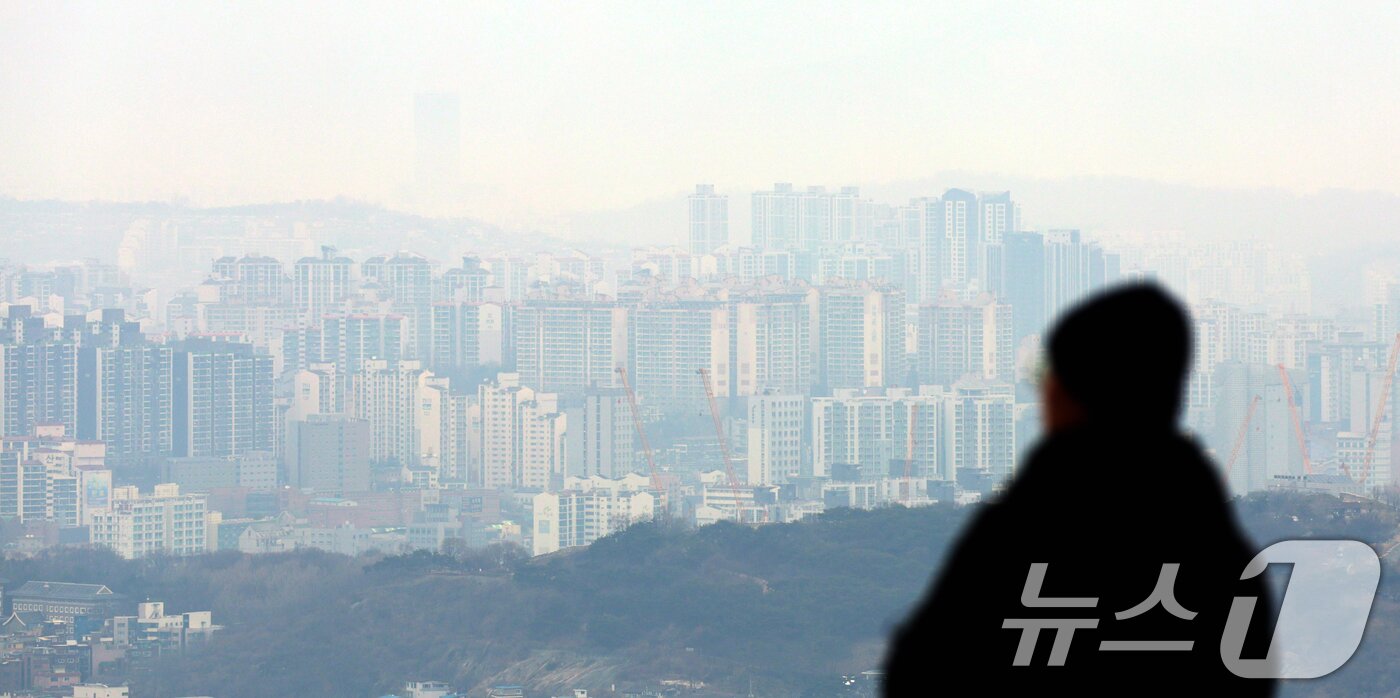 본문 이미지 - 서울 남산에서 바라본 아파트 모습. 2025.3.2/뉴스1 ⓒ News1 김명섭 기자