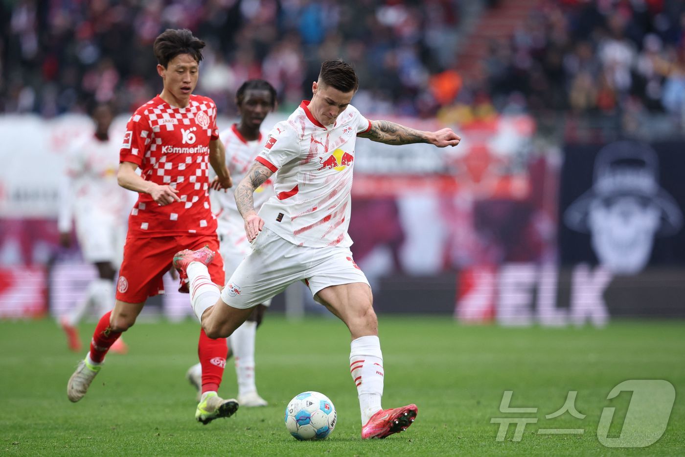 (라이프치히 AFP=뉴스1) 우동명 기자 = 마인츠의 이재성이 1일(현지시간) 독일 라이프치히의 레드불 아레나에서 열린 분데스리가 라이프치히와 경기 중 상대 선수 벤자민 세스코와 …