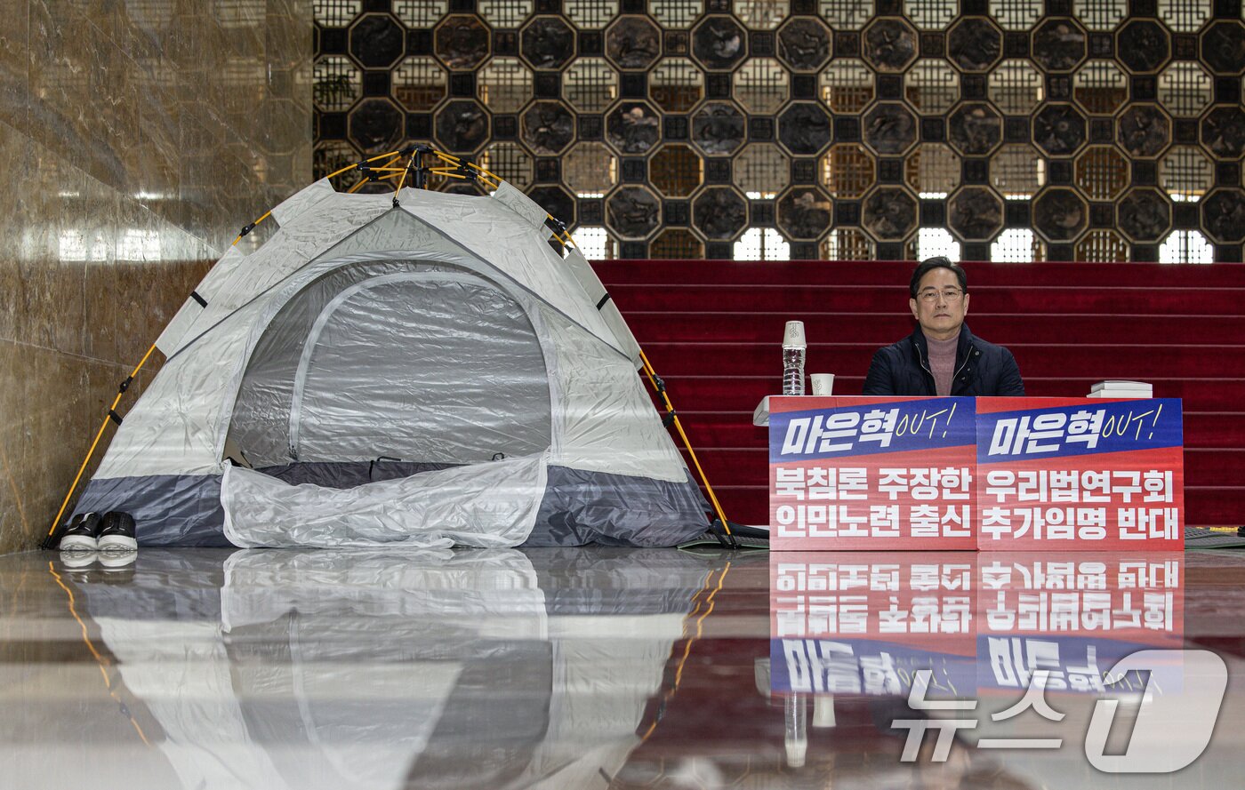 본문 이미지 - 박수영 국민의힘 의원이 2일 오전 서울 여의도 국회 로텐더홀에서 '마은혁 헌법재판관 후보자 임명 반대'를 촉구하며 무기한 단식 농성을 하고 있다. 2025.3.2/뉴스1 ⓒ News1 이재명 기자