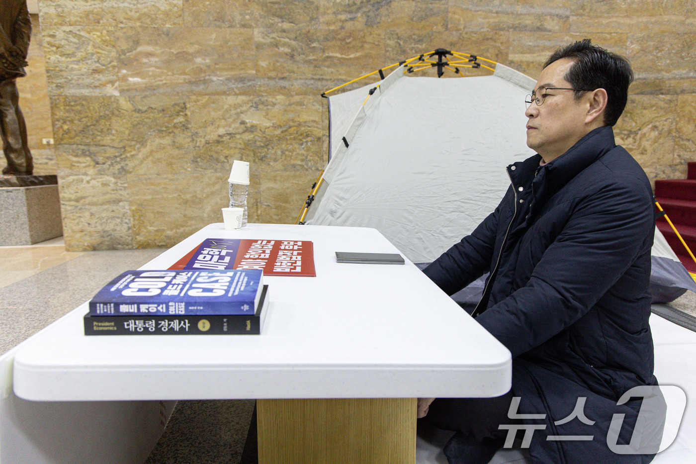 (서울=뉴스1) 이재명 기자 = 박수영 국민의힘 의원이 2일 오전 서울 여의도 국회 로텐더홀에서 '마은혁 헌법재판관 후보자 임명 반대'를 촉구하며 무기한 단식 농성을 하고 있다.박 …