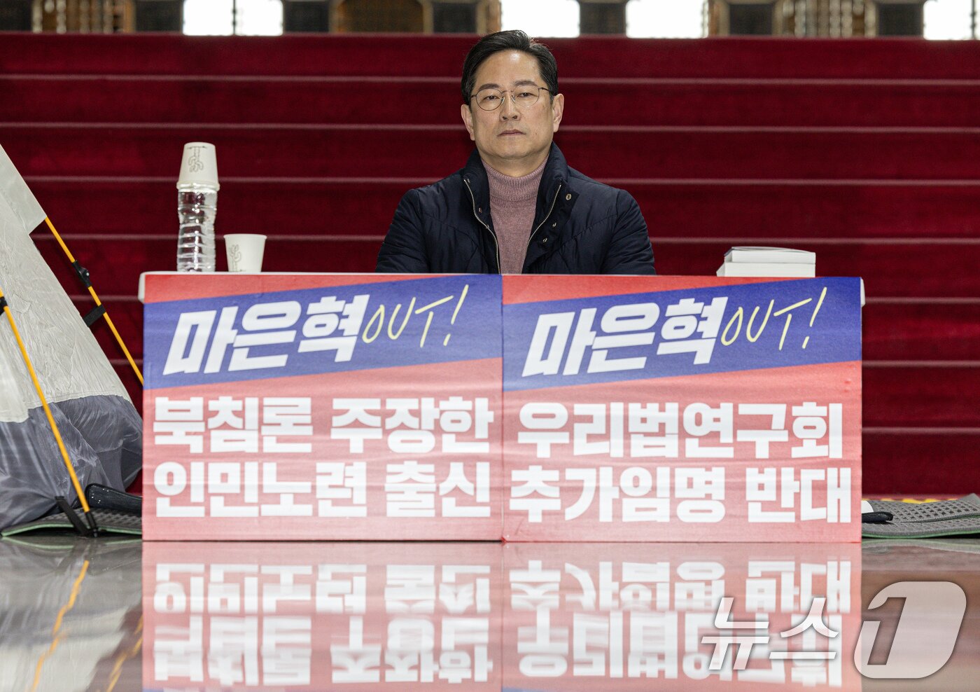 본문 이미지 - 박수영 국민의힘 의원이 2일 오전 서울 여의도 국회 로텐더홀에서 '마은혁 헌법재판관 후보자 임명 반대'를 촉구하며 무기한 단식 농성을 하고 있다. 박 의원은 최상목 권한대행 부총리 겸 기획재정부 장관이 마 후보자를 임명하지 않겠다는 뜻을 밝힐 때까지 농성을 진행한다고 밝혔다 2025.3.2/뉴스1 ⓒ News1 이재명 기자