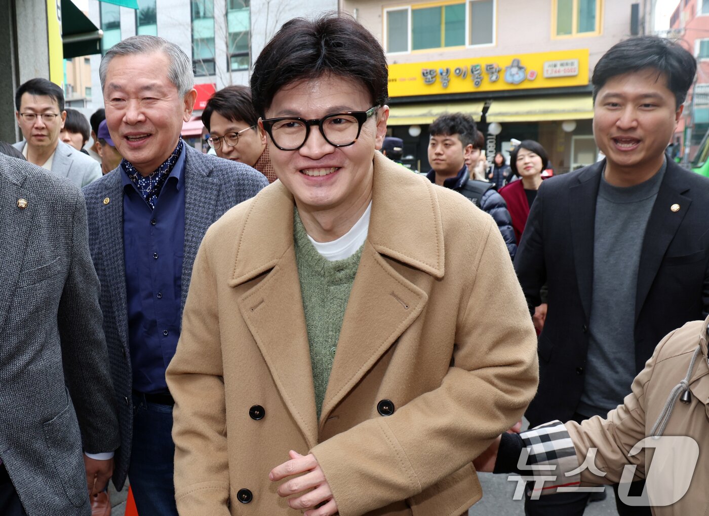 본문 이미지 - 한동훈 국민의힘 전 대표가 2일 오후 서울 종로구 나온 씨어터에서 제2연평해전을 다룬 공연 &#39;바다는 비에 젖지 않는다&#39;를 관람하기 위해 이동하고 있다. 2025.3.2/뉴스1 ⓒ News1 김명섭 기자