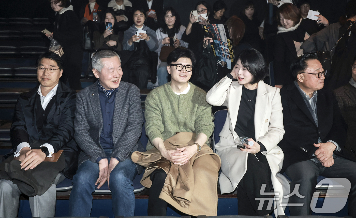 (서울=뉴스1) 김명섭 기자 = 한동훈 국민의힘 전 대표(가운데)가 2일 오후 서울 종로구 나온 씨어터에서 제2연평해전을 다룬 공연 '바다는 비에 젖지 않는다'를 관람을 앞두고 배 …