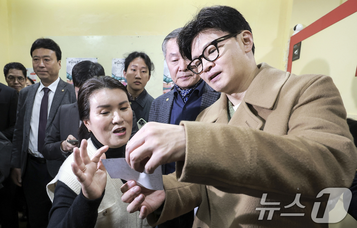 (서울=뉴스1) 김명섭 기자 = 한동훈 국민의힘 전 대표가 2일 오후 서울 종로구 나온 씨어터에서 제2연평해전을 다룬 공연 '바다는 비에 젖지 않는다'를 관람하기 앞서 고 한상국 …