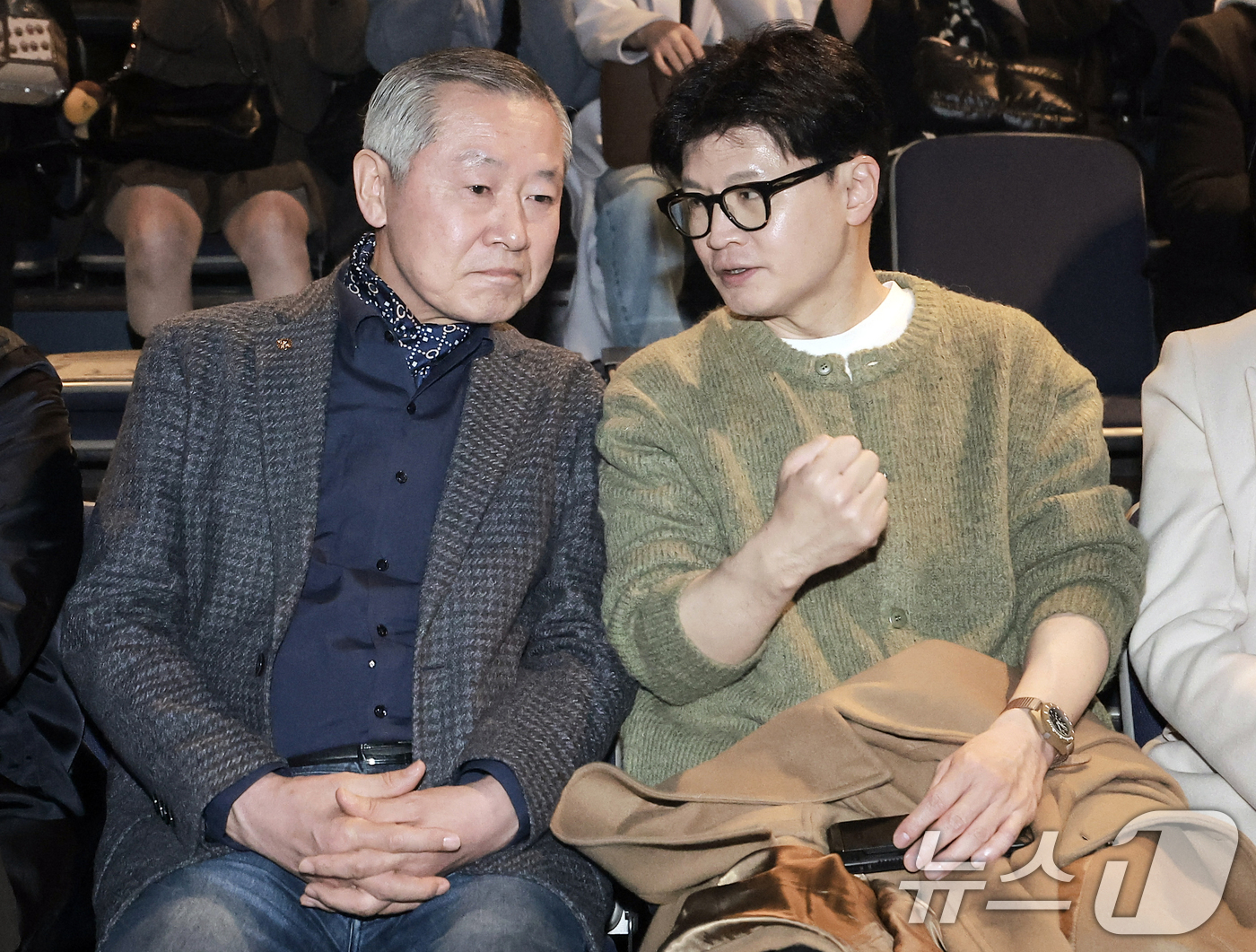 (서울=뉴스1) 김명섭 기자 = 한동훈 국민의힘 전 대표가 2일 오후 서울 종로구 나온 씨어터에서 제2연평해전을 다룬 공연 '바다는 비에 젖지 않는다'를 관람하기 위해  앞서 윤종 …