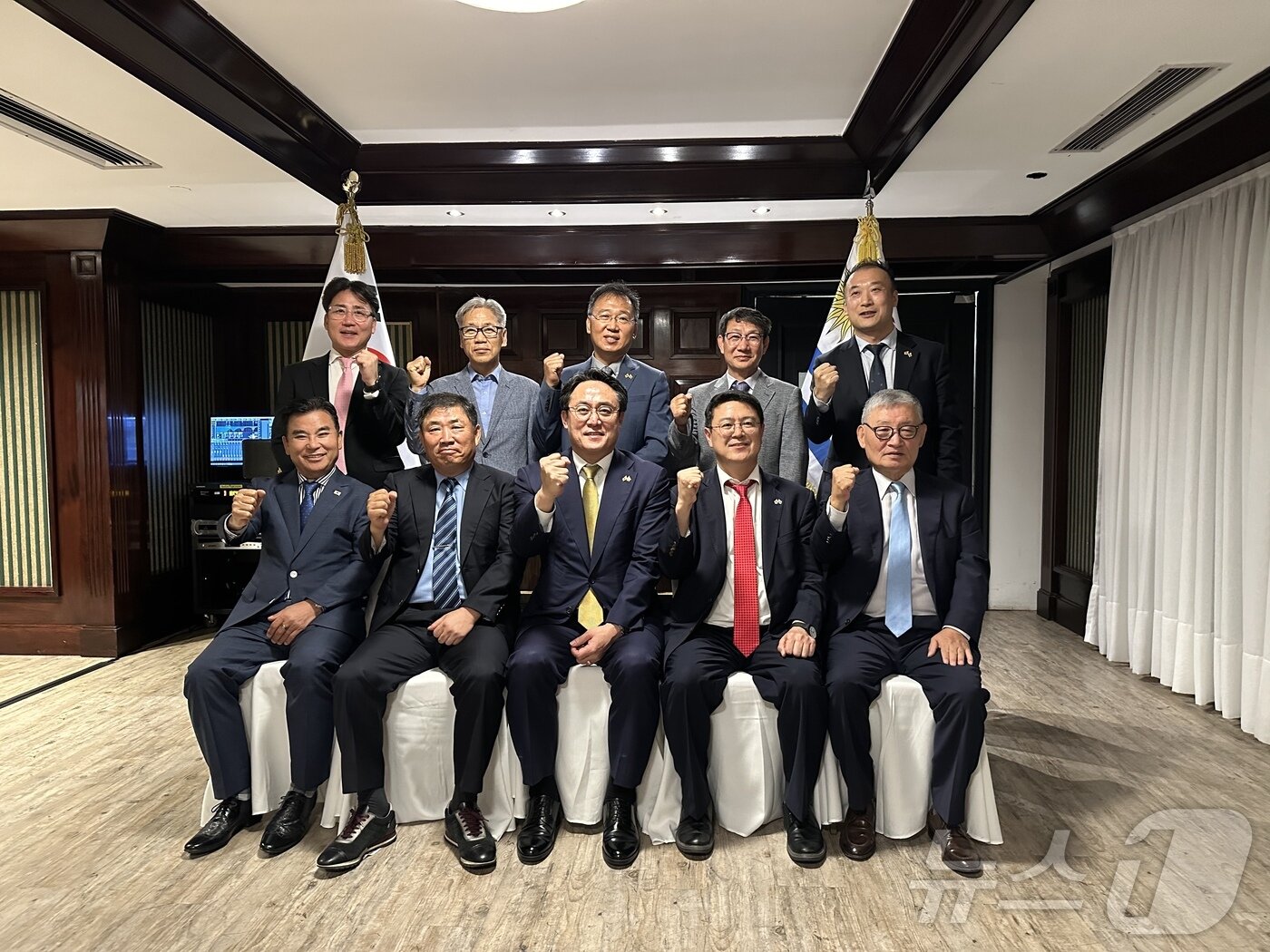 본문 이미지 - 우루과이 교민기업인 간담회에 참석한 강도형 해양수산부 장관(앞줄 가운데)(해양수산부 제공)