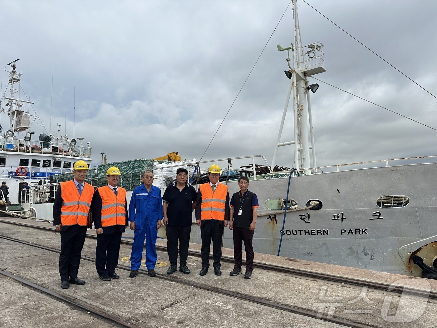 본문 이미지 - 우루과이에 진출해 있는 우리나라 원양어선을 방문한 강도형 해양수산부 장관(오른쪽 두 번째)(해양수산부 제공)