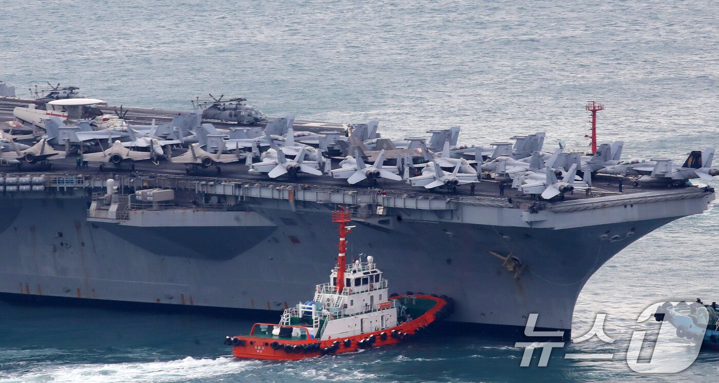본문 이미지 - 미국 해군 핵추진 항공모함 '칼빈슨함'(CVN-70)이 2일 오후 부산 남구 해군작전사령부 부산작전기지에 입항하고 있다.  2025.3.2/뉴스1 ⓒ News1 윤일지 기자
