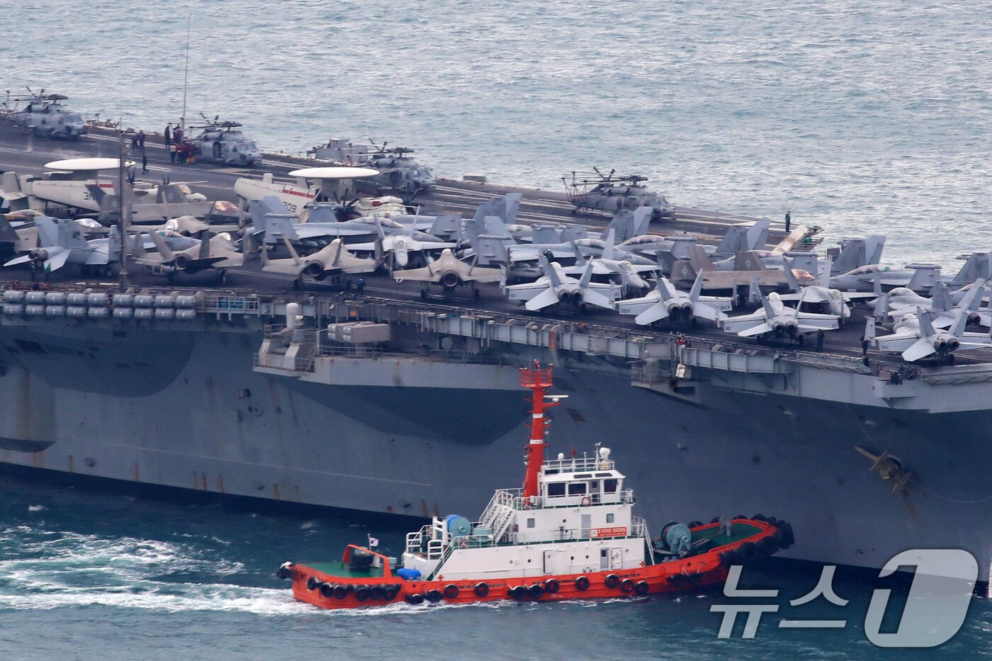 본문 이미지 - 미국 해군 핵추진 항공모함 '칼빈슨함'(CVN-70)이 2일 오후 부산 남구 해군작전사령부 부산작전기지에 입항하고 있다.. 2025.3.2/뉴스1 ⓒ News1 윤일지 기자