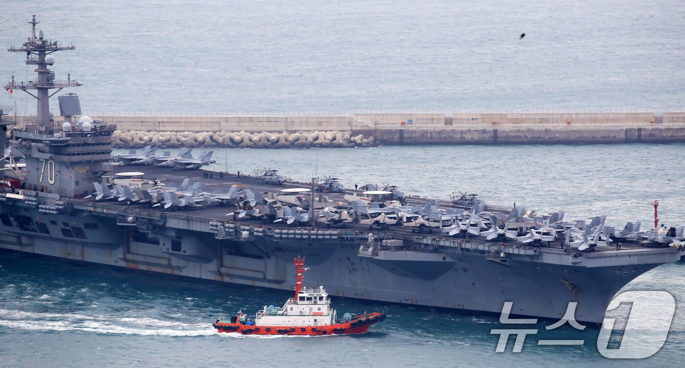 본문 이미지 - 미국 해군 핵추진 항공모함 '칼빈슨함'(CVN-70)이 2일 오후 부산 남구 해군작전사령부 부산작전기지에 입항하고 있다. 2025.3.2/뉴스1 ⓒ News1 윤일지 기자
